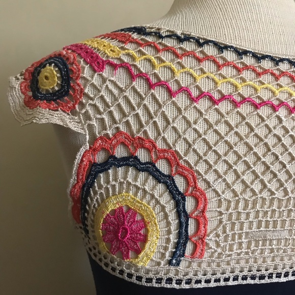 Beautiful Deep Décolleté Crochet Dress - Picture 5 of 6